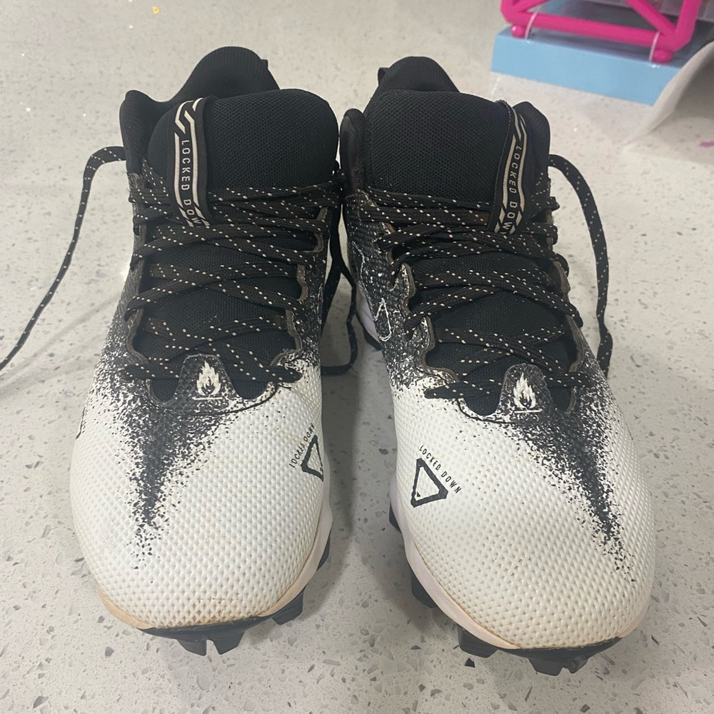 Under Armour youth cleats like new 6